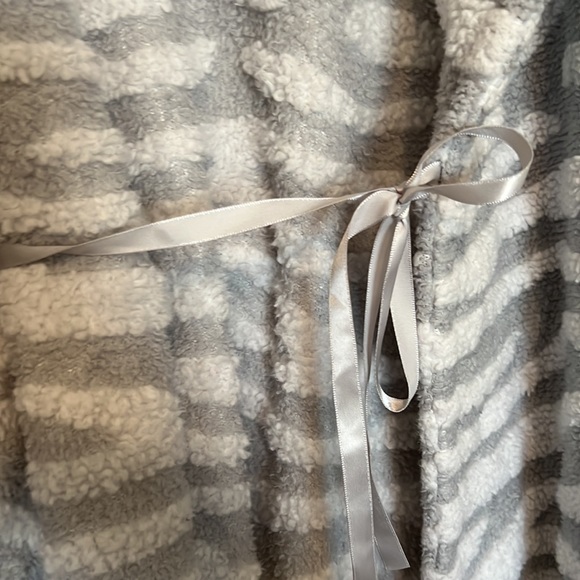 Jasmine & Ginger extra large (XL) light gray and white zebra robe - Picture 3 of 4